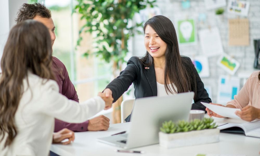 dịch thuật tiếng Anh giúp dễ dàng giao tiếp với người nước ngoài